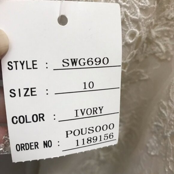 David’s Bridal Galina Signature Wedding Gown - Picture 4 of 6